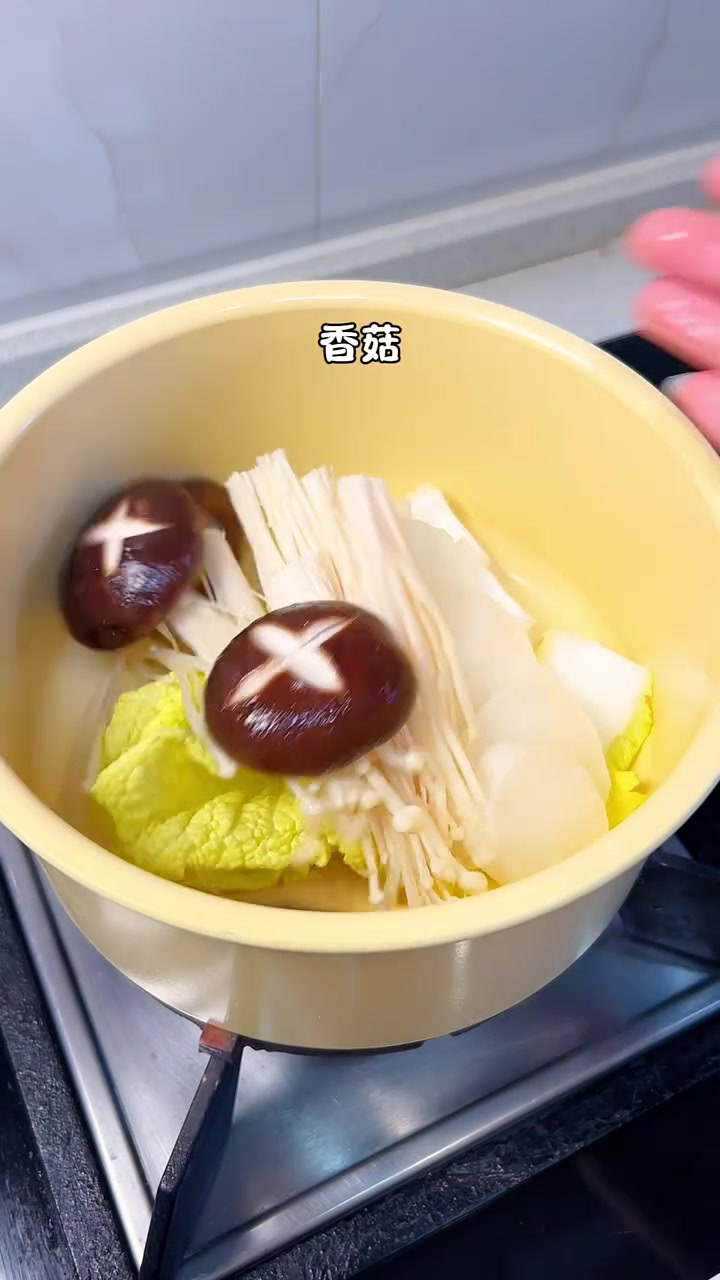 在家就可以把水煮菜做成关东煮了，清清爽爽的，连汤都很好喝