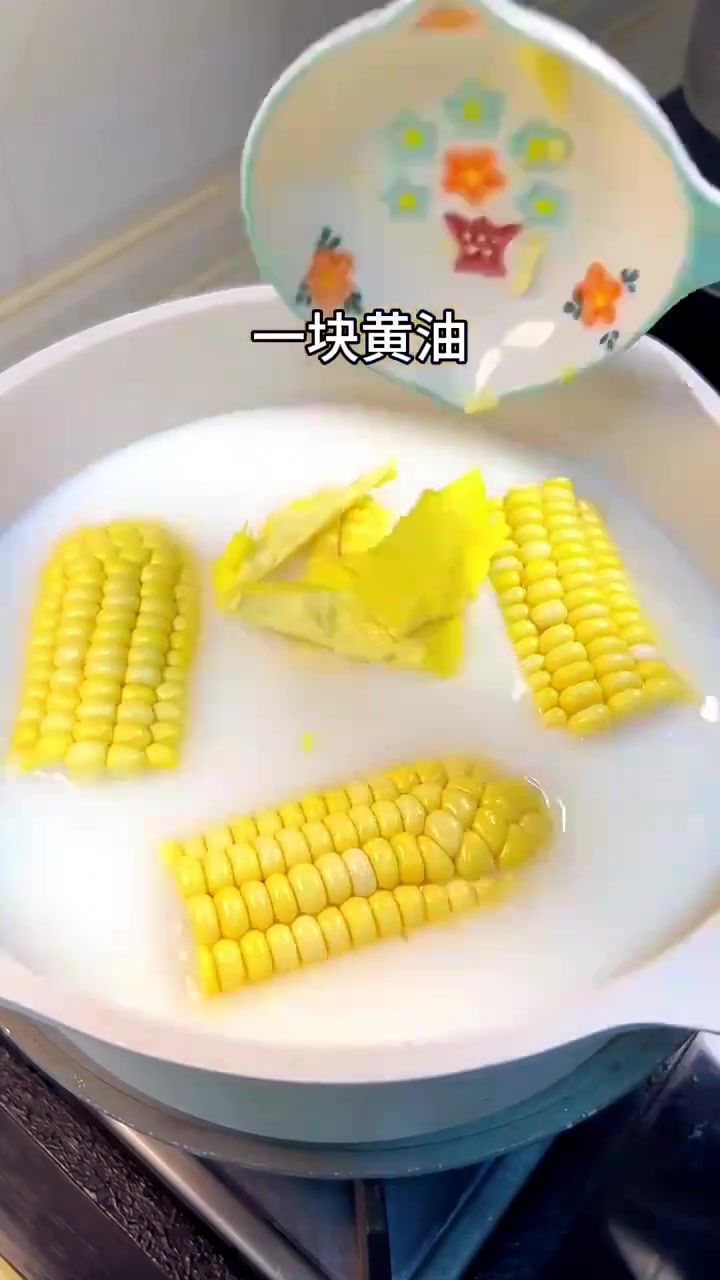 早餐给儿子做了奶香玉米棒，吐司披萨，真的超级好吃，孩子很喜欢