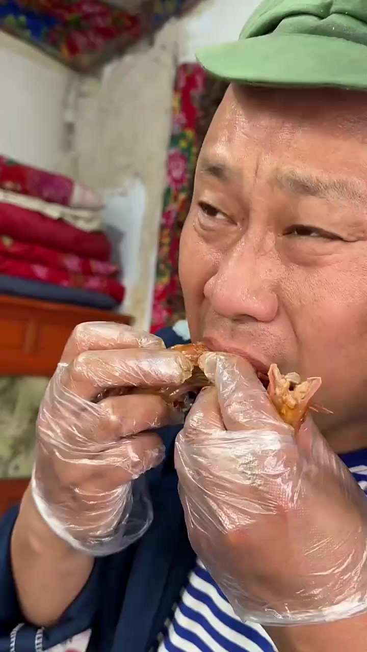 今天做个麻辣鸭货，超级下酒