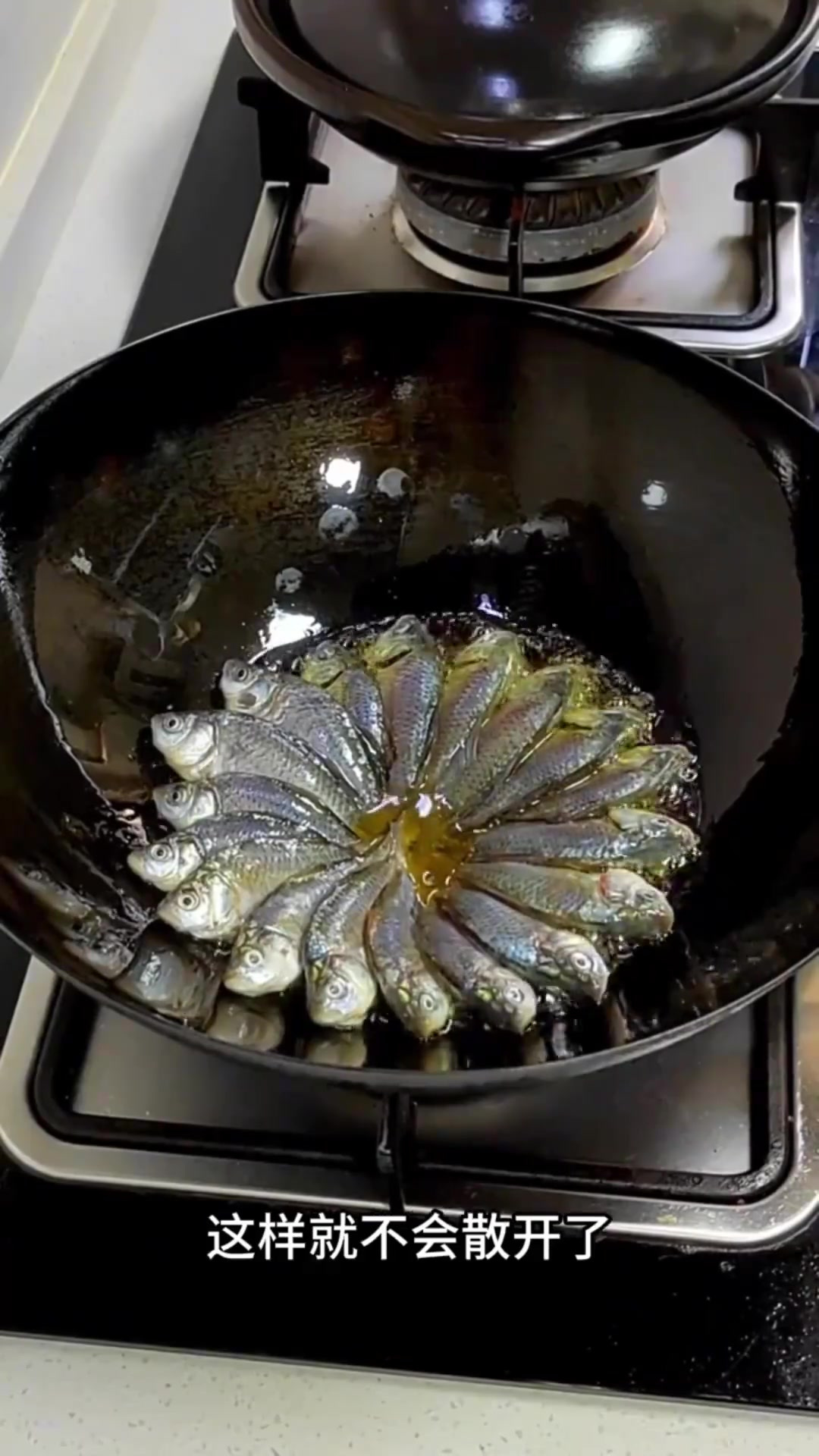 在家轻松搞定香酥煎鱼,简单步骤教你做美味佳肴!