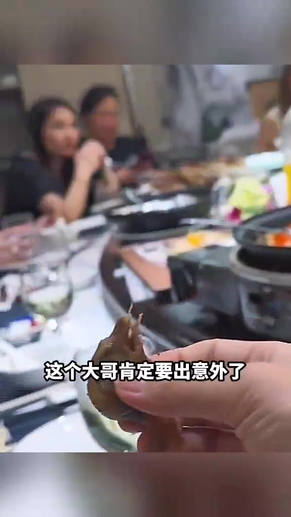 误夹菜引发的尴尬瞬间,美女表情泄露真相!
