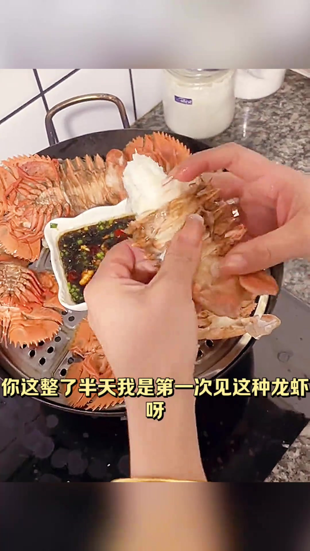 “探秘变异龙虾:奇特外形与美味肉质的碰撞”