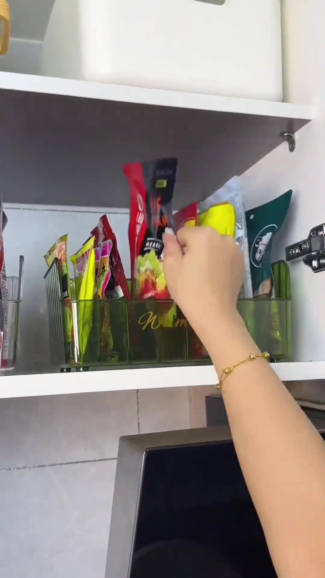 袋装的各种调味料、小菜、榨菜、酵母等等!