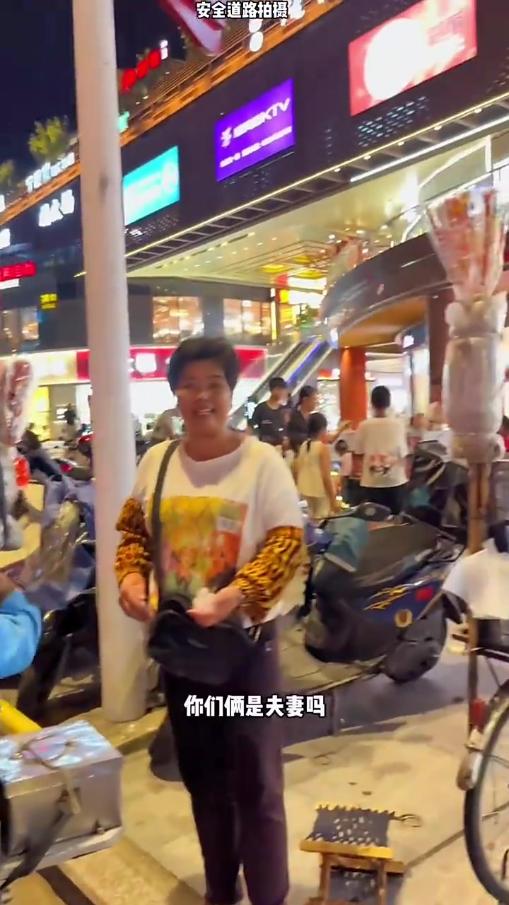 她的笑容跟这个糍粑一样甜,这个阿姨的糍粑你们吃过吗?