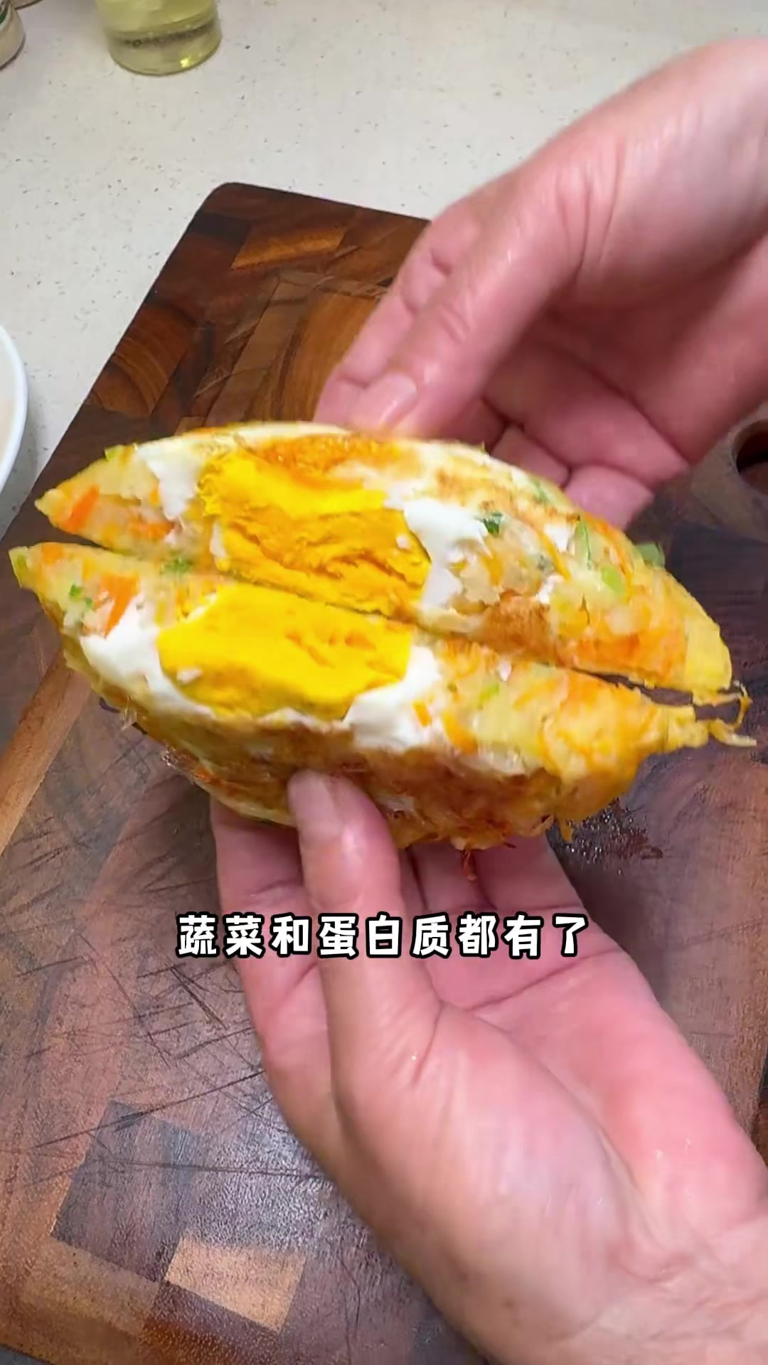 两个土豆做了一个好吃的土豆丝鸡蛋饼,搭配一杯牛奶早餐简单又好