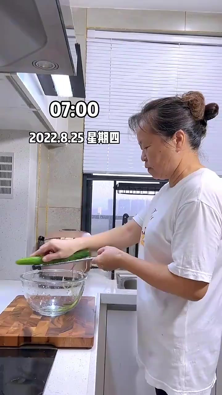 给儿媳妇做了一个黄瓜鸡蛋饼,简单又好吃,十分钟就做好了