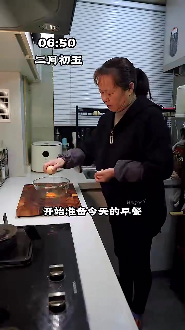 今天做个超简单的牛奶鸡蛋饼,一看就会。味道还超级棒