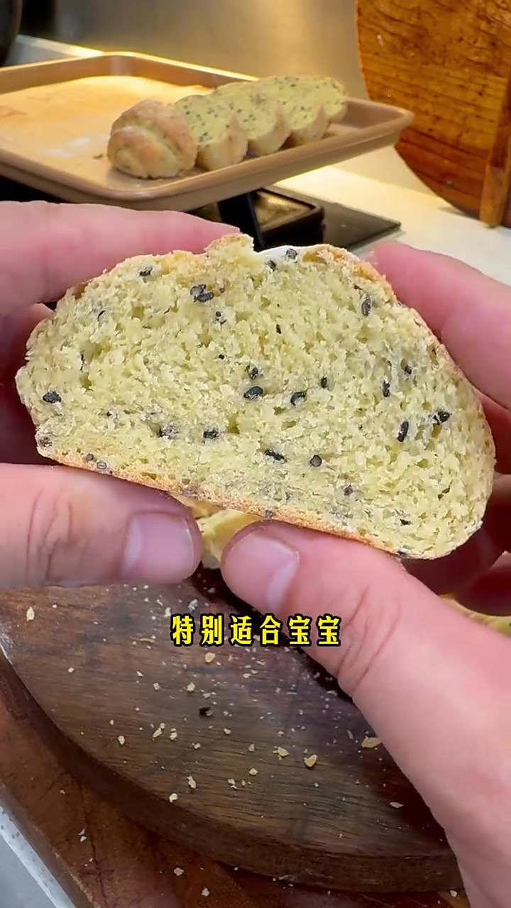 低油无糖的香蕉芝麻面包特别适合小宝宝,烤出来特别香