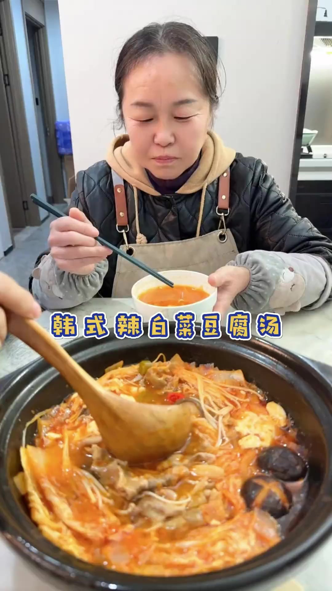 和婆婆把日子过成闺蜜的样子，我们一起吃韩式辣白菜豆腐汤