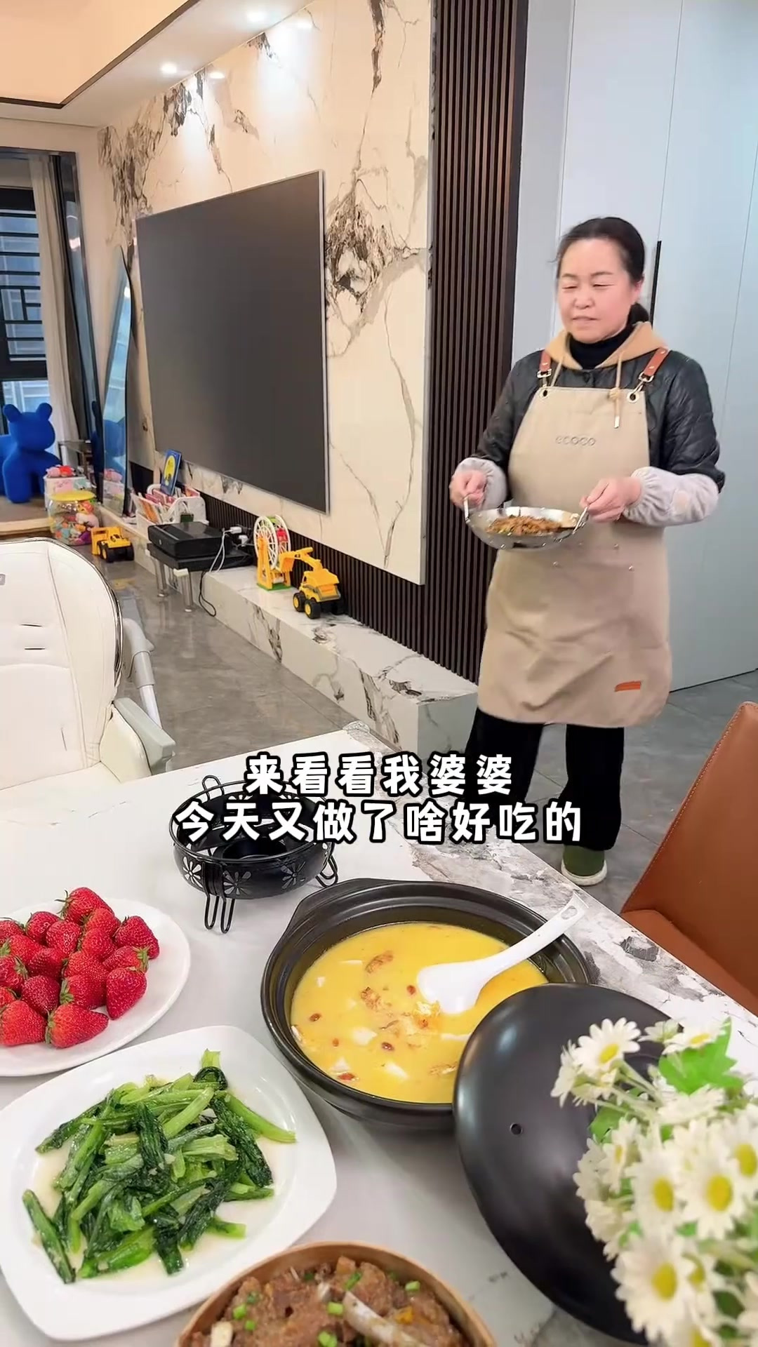 婆婆做了两个娃爱吃的粉蒸排骨,还做了春天适合喝的高钙鲫鱼汤