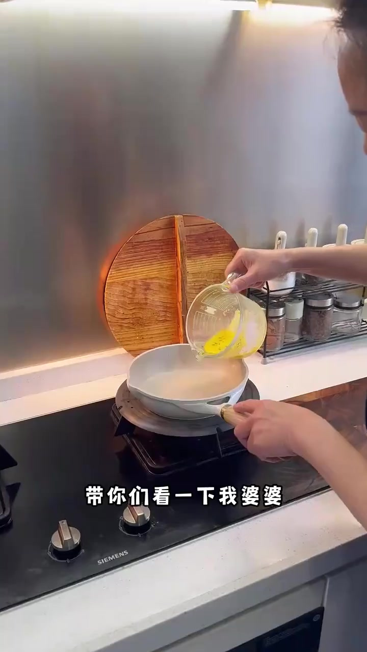 一个鸡蛋饼也能做出不同口味，今天这个葱香肉松蛋卷，又香又嫩