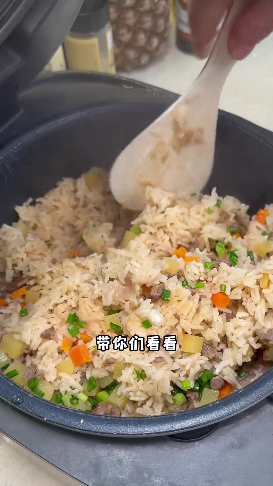 一锅焖饭，简单的一锅出，有菜又有肉，大人小朋友都可以一起吃