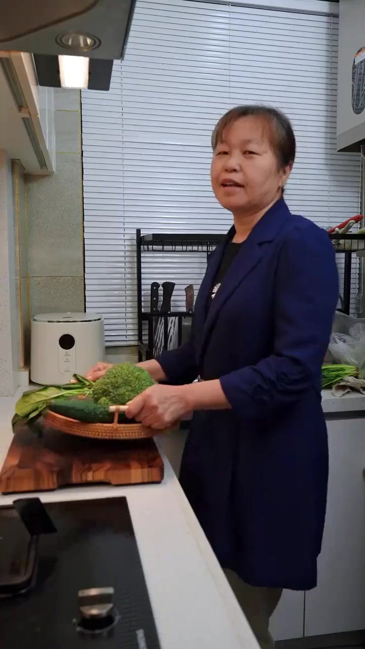 宝宝六个月添加辅食后，应该怎么合理的添加蔬菜泥