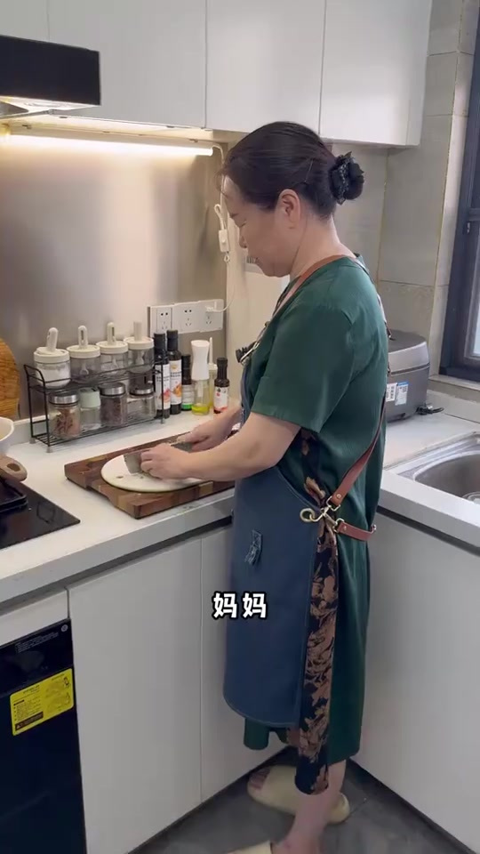 奶奶细心的喂养,让这个宝宝吃嘛嘛香,山药小鱼面又是一大碗