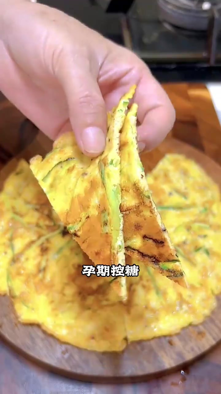 给儿媳妇做了一个黄瓜鸡蛋饼，简单又好吃，十分钟就做好了