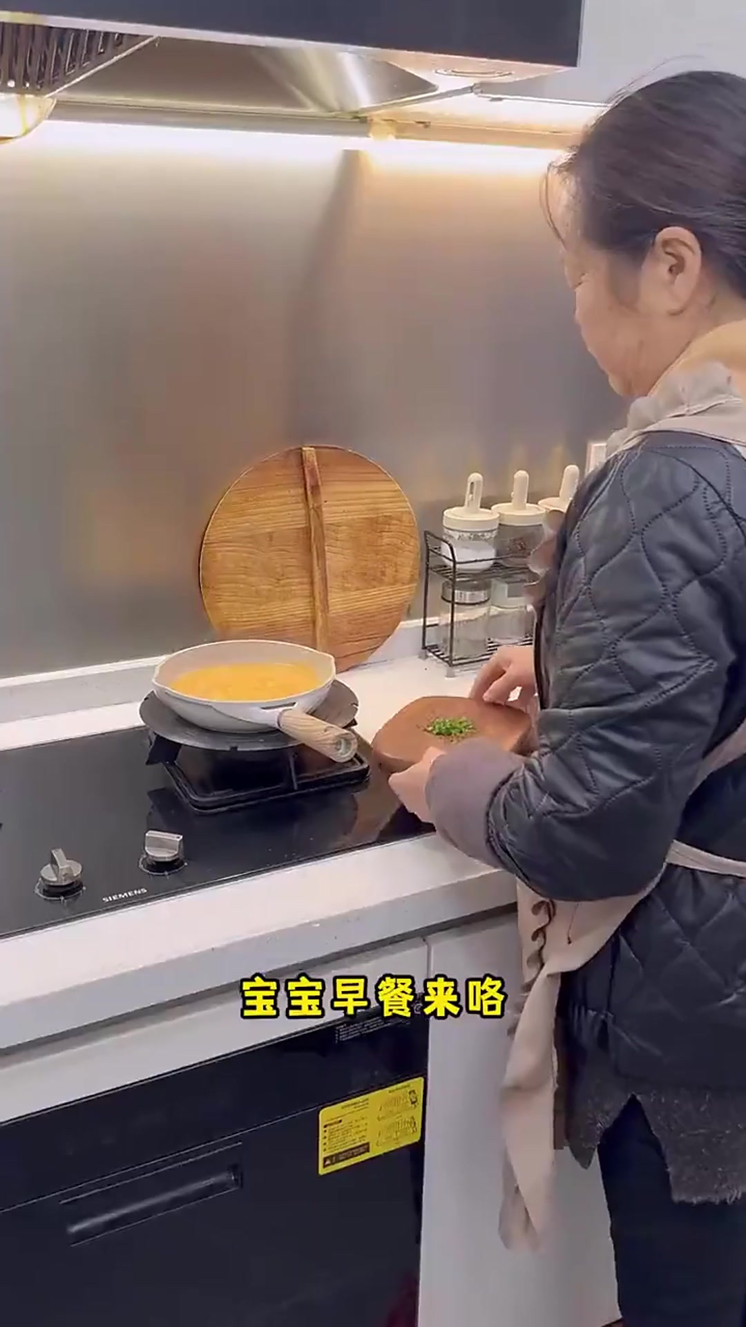 婆婆煮的虾皮蛋黄粥真的超级鲜，又营养又好吃