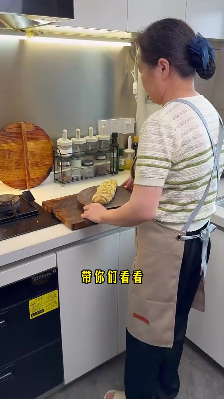 低油无糖的香蕉芝麻面包特别适合小宝宝，烤出来特别香
