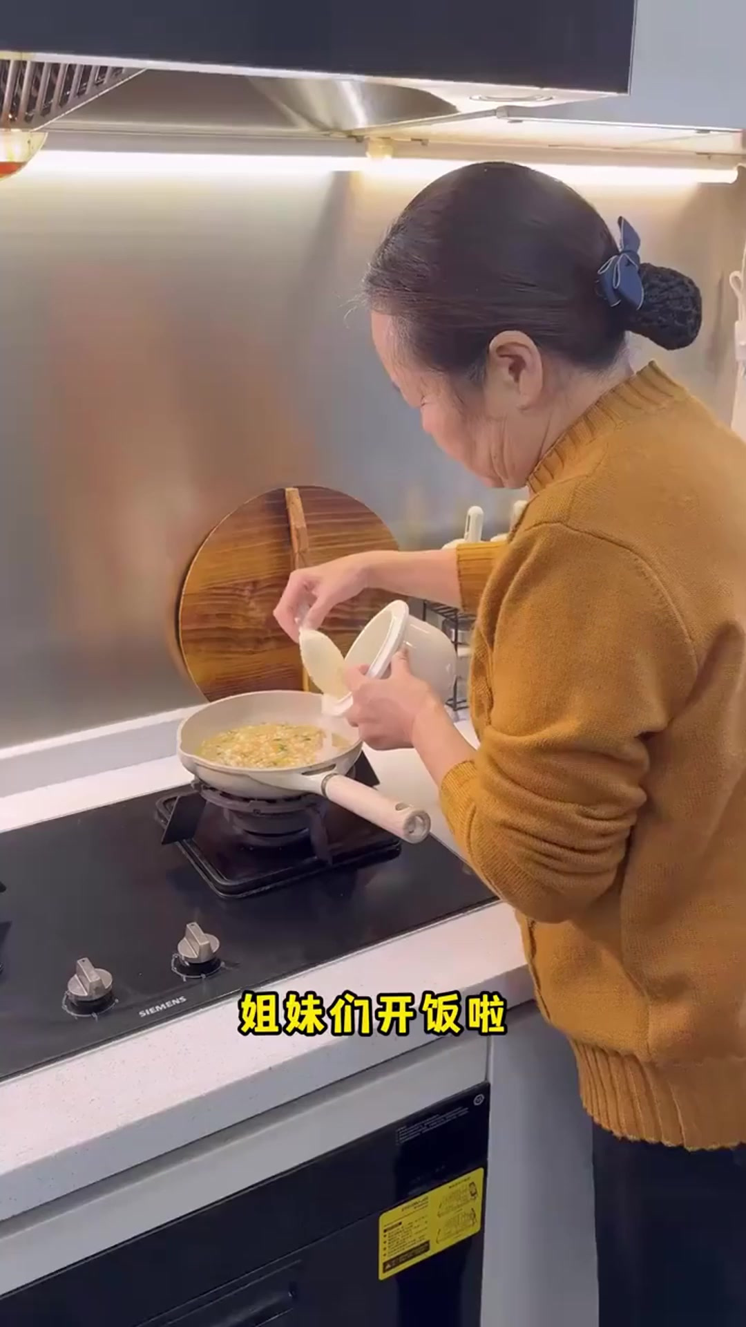 有菜有肉有主食的时蔬肉末粥来啦，别让宝宝总吃白粥啦