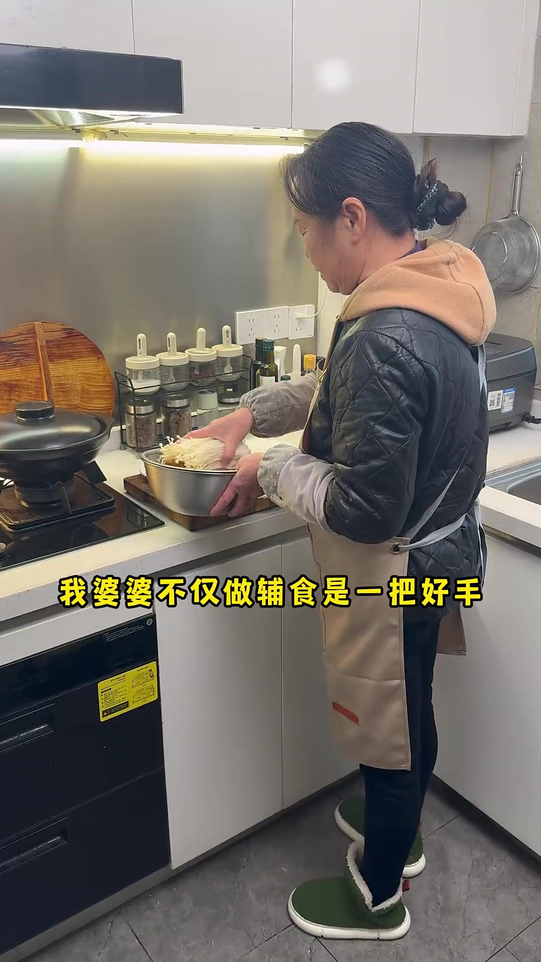和婆婆把日子过成闺蜜的样子，我们一起吃韩式辣白菜豆腐汤