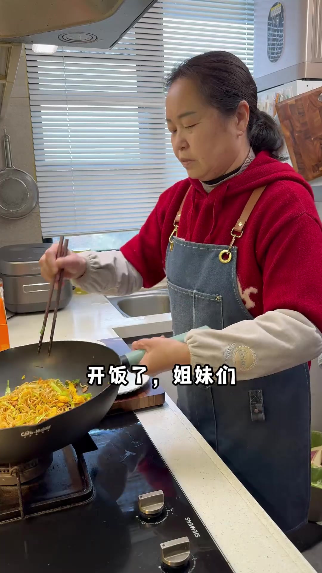 早上婆婆花了五分钟就做好的时蔬炒面真的太香了，劲道爽滑