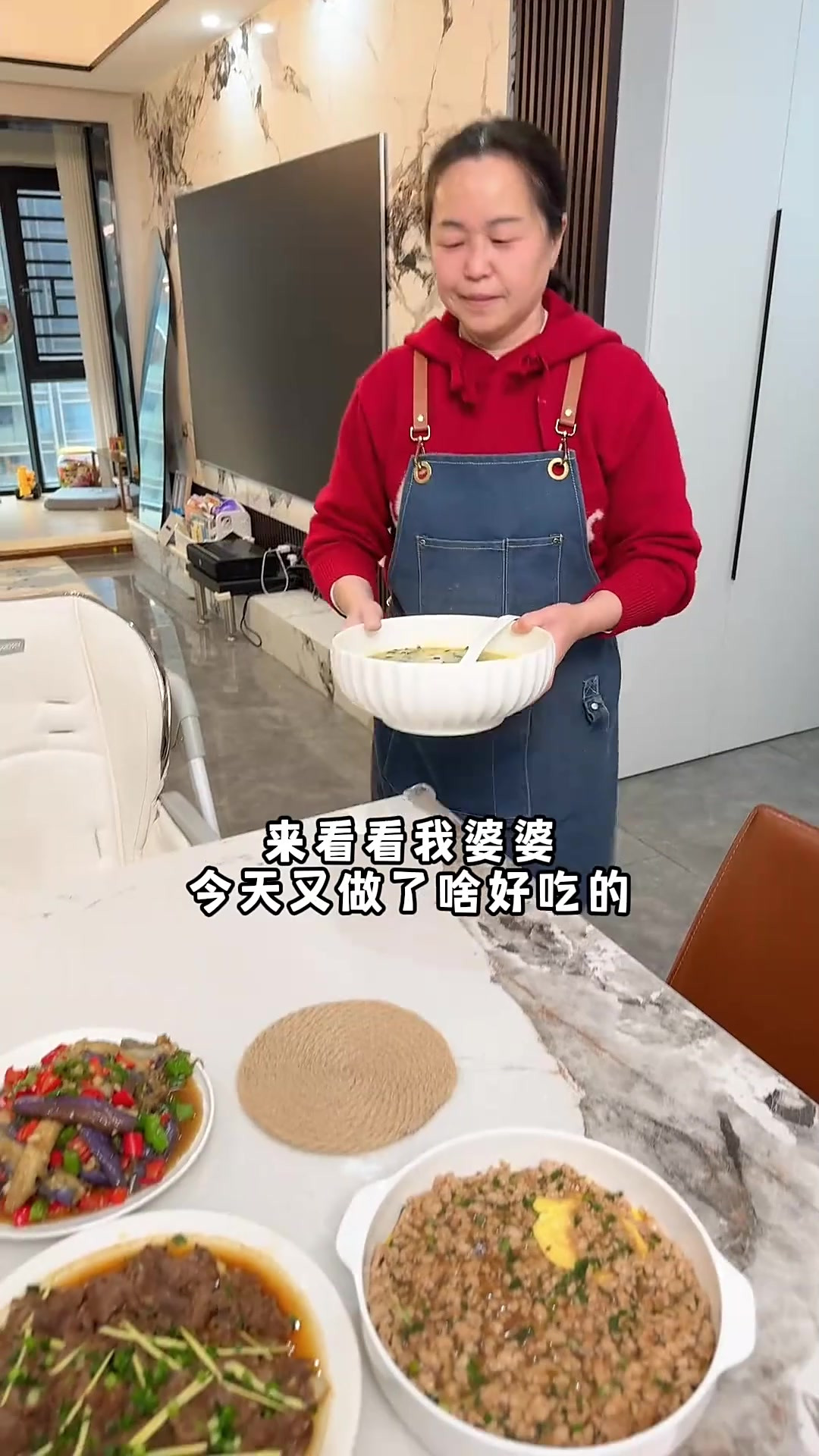 今天的美食是肉沫蒸蛋，还有我爱喝的又鲜又开胃的上汤菠菜