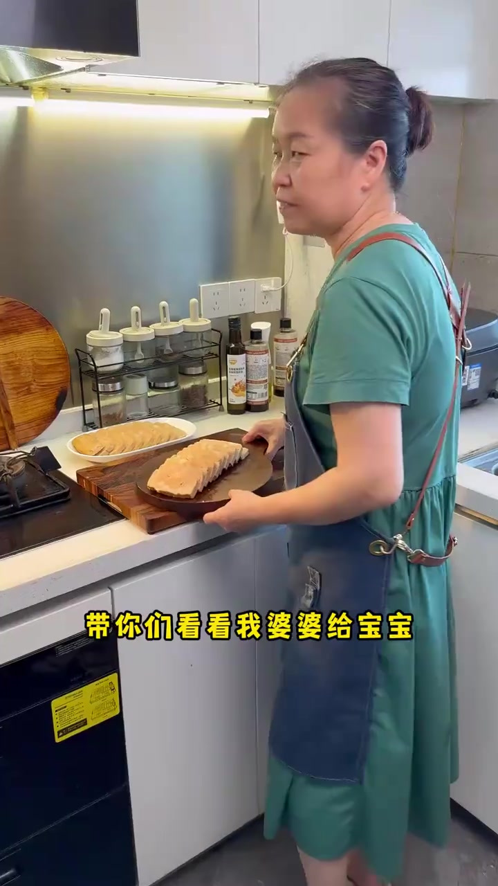 家里午餐肉吃完了,婆婆用两斤土猪肉做了一周的量