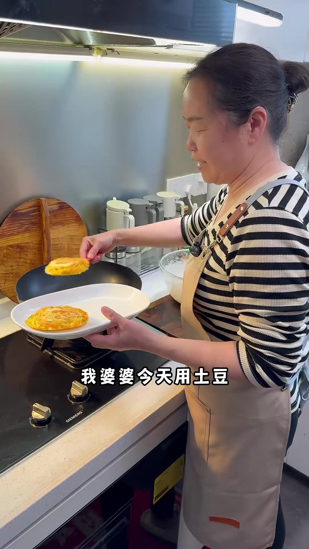 两个土豆做了一个好吃的土豆丝鸡蛋饼,搭配一杯牛奶早餐简单又好