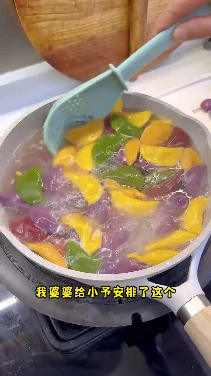 今天婆婆做了五彩水饺，颜值绝了，色香味俱全