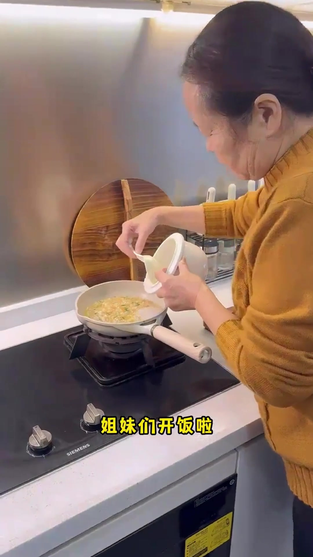 有菜有肉有主食的时蔬肉末粥来啦,别让宝宝总吃白粥啦
