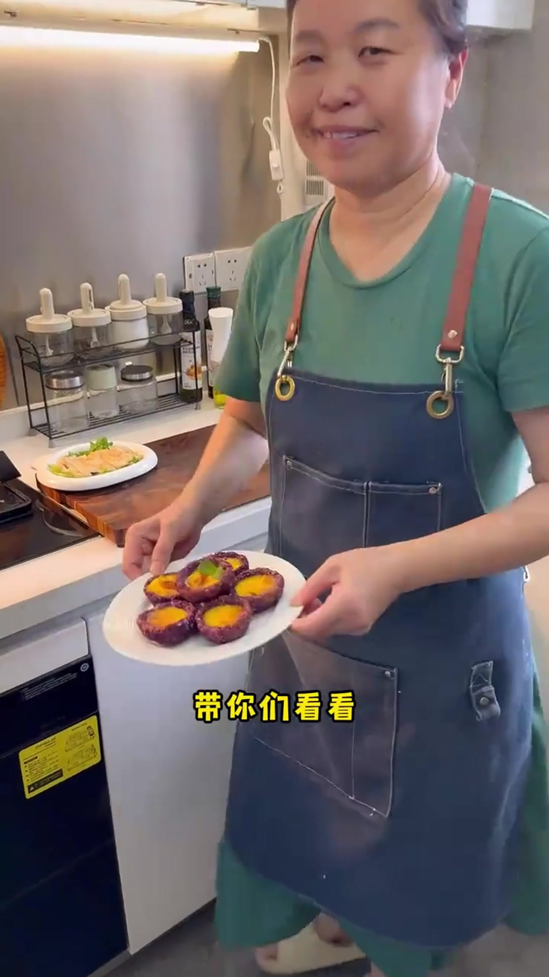 宝宝喜欢吃蛋挞,外面买的不放心,就自己在家做,婆婆用紫薯做的