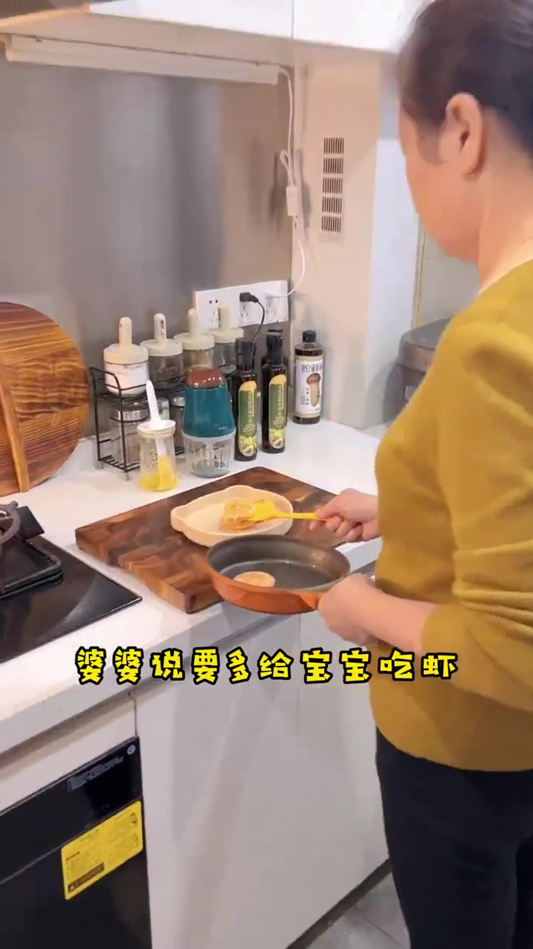 想要宝宝多吃虾，又不知道虾该怎么做，试试这个裙带菜鲜虾饼