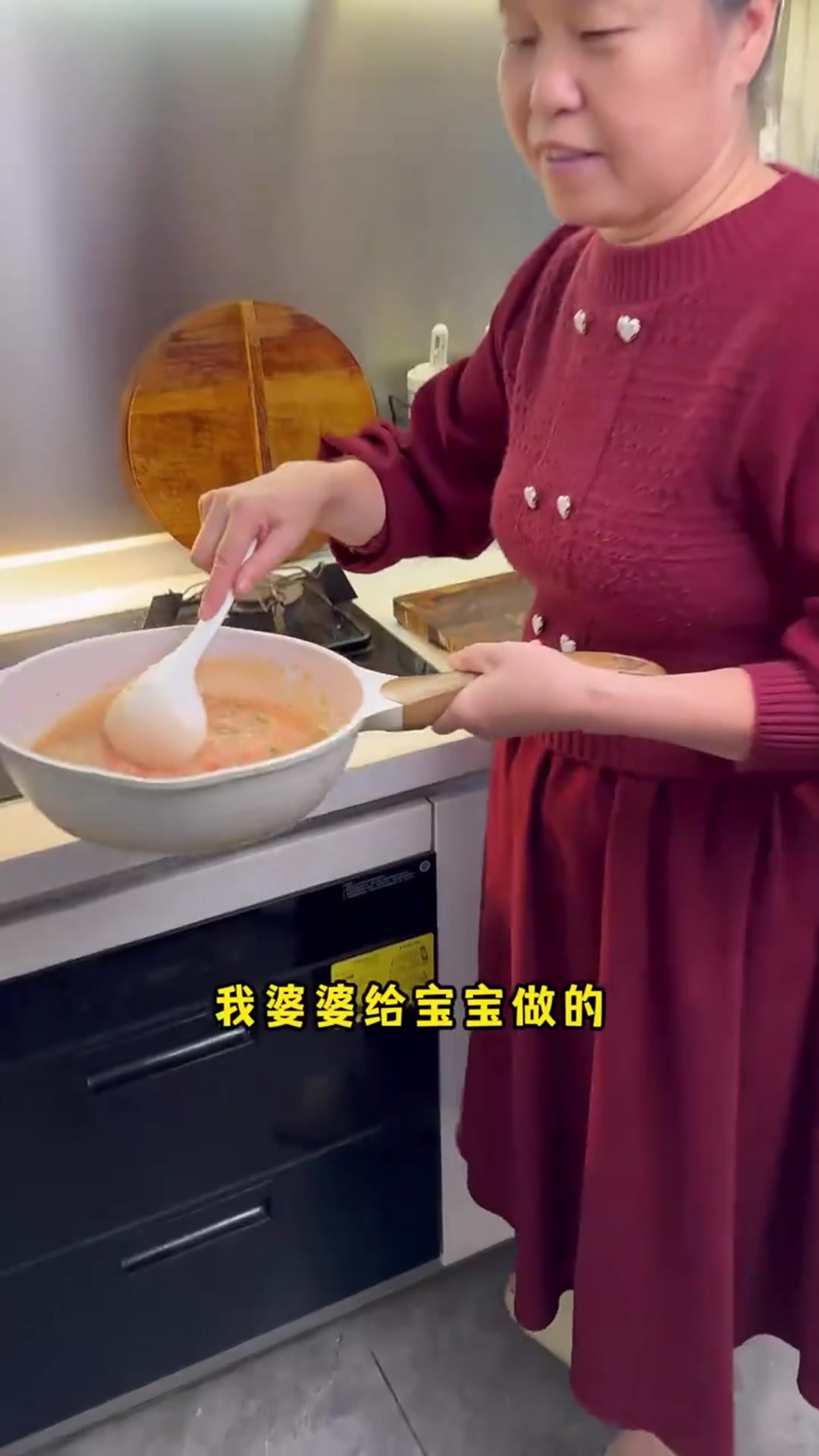 不能光给宝宝吃白粥，没有营养还占肚子，做个番茄虾皮粥