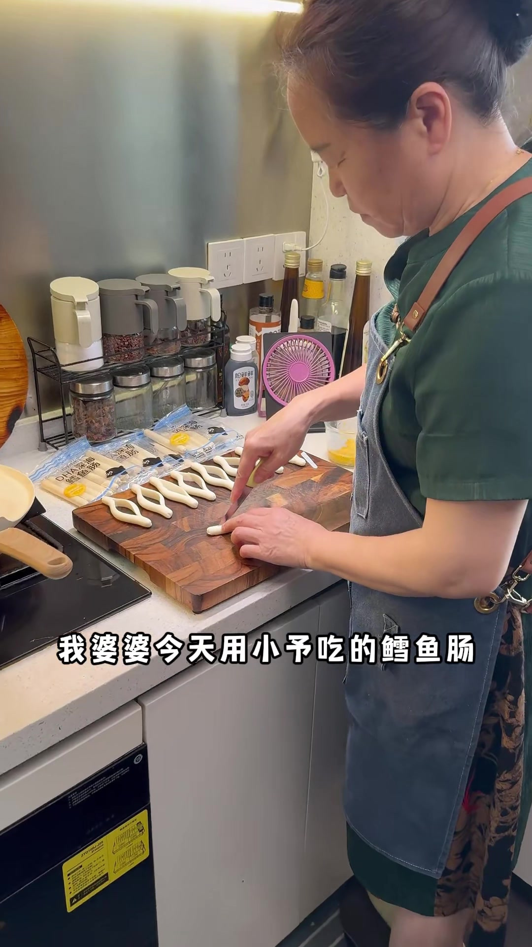 婆婆用小予爱吃的鳕鱼肠,做了一个鳕鱼肠抱蛋真的好好吃