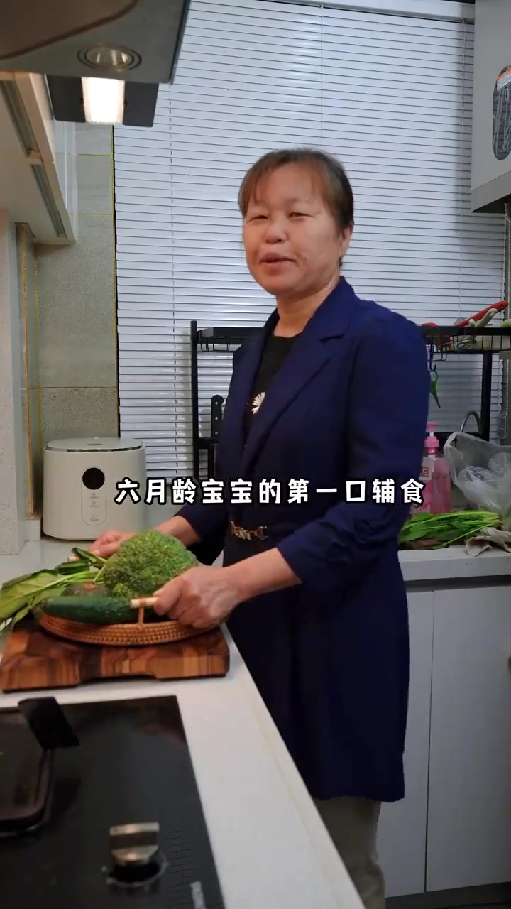 宝宝六个月添加辅食后，应该怎么合理的添加蔬菜泥