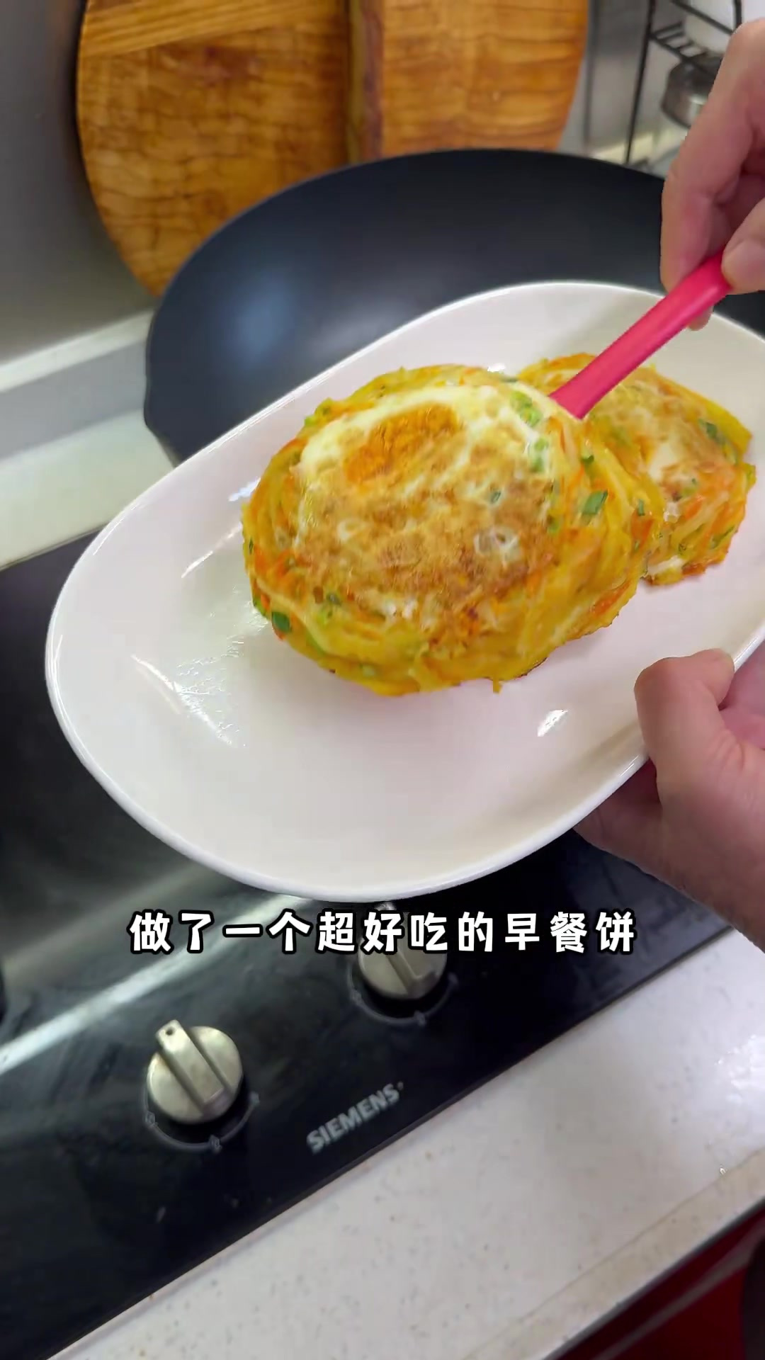 两个土豆做了一个好吃的土豆丝鸡蛋饼，搭配一杯牛奶早餐简单又好