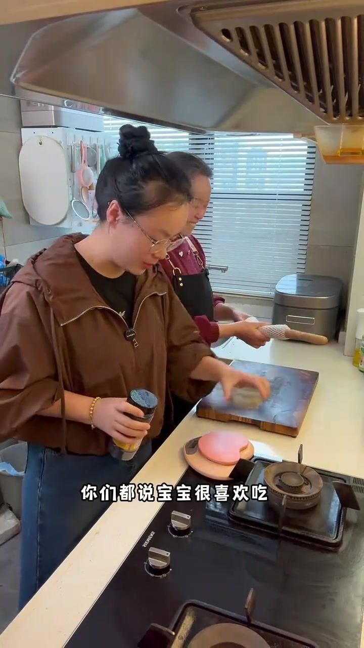 黑芝麻山药发糕，满满的黑芝麻香味，真的太羡慕我的儿了