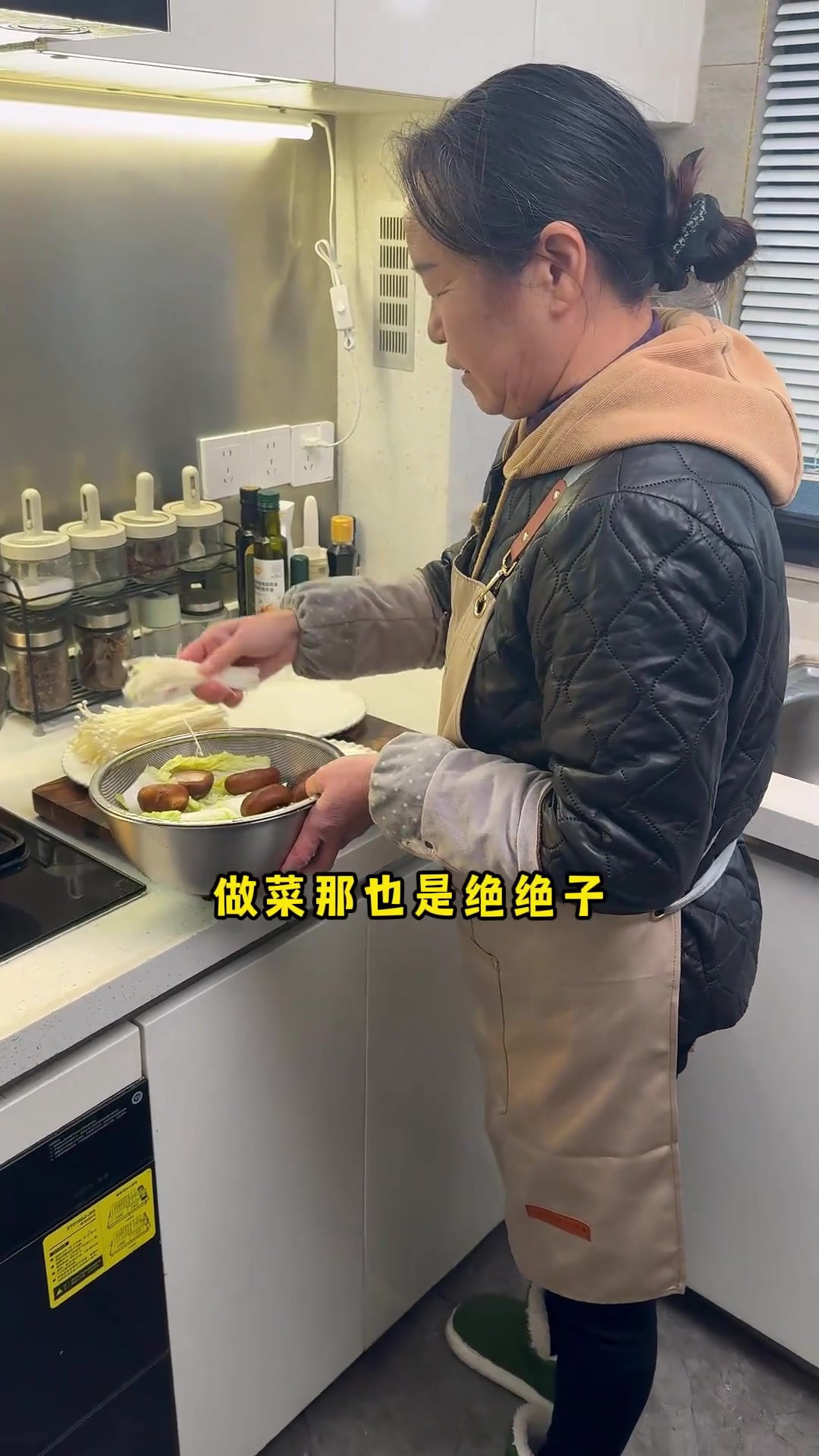 和婆婆把日子过成闺蜜的样子，我们一起吃韩式辣白菜豆腐汤