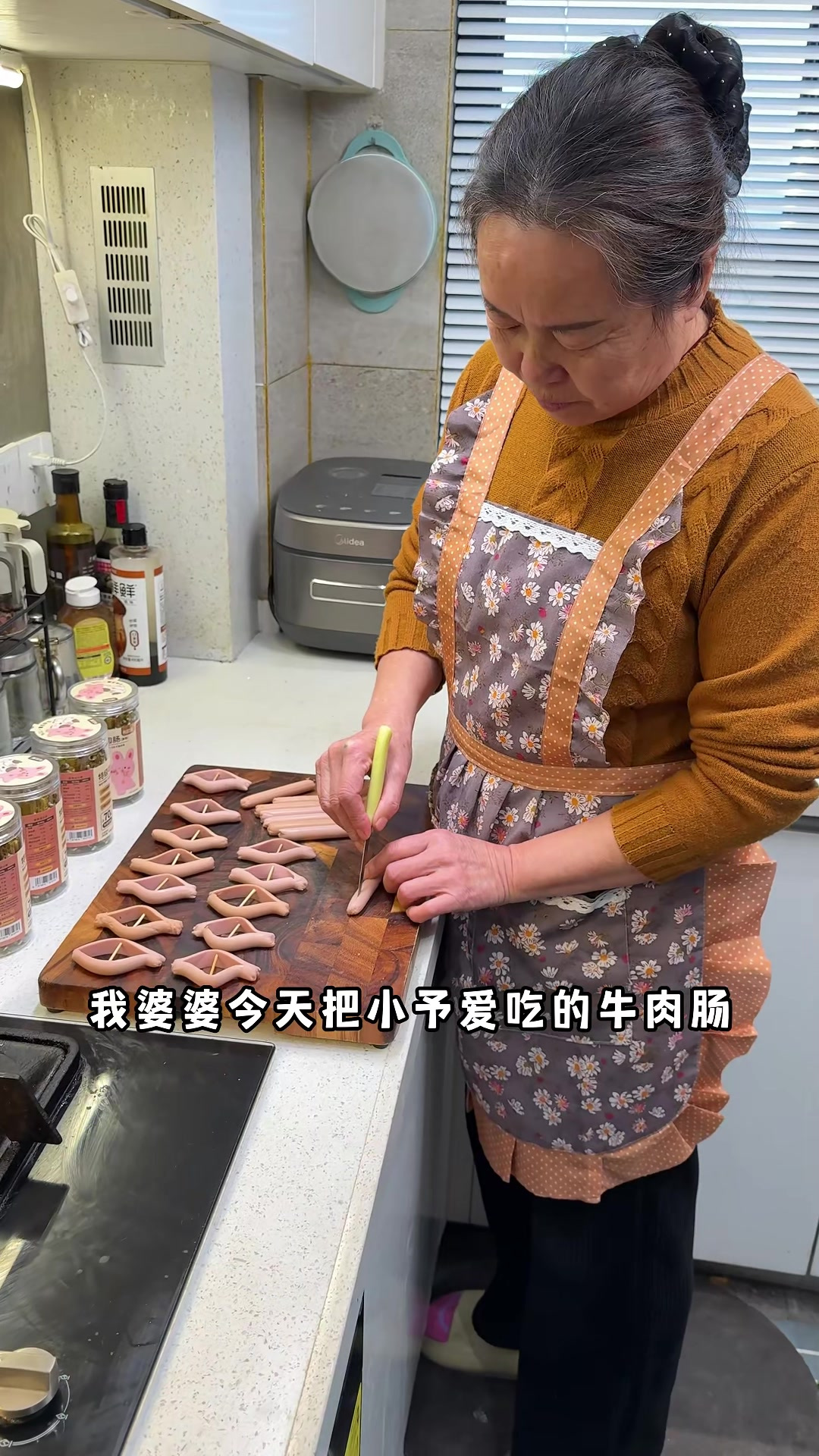 婆婆就把牛肉肠改良了一下,做成了牛肉肠爆蛋