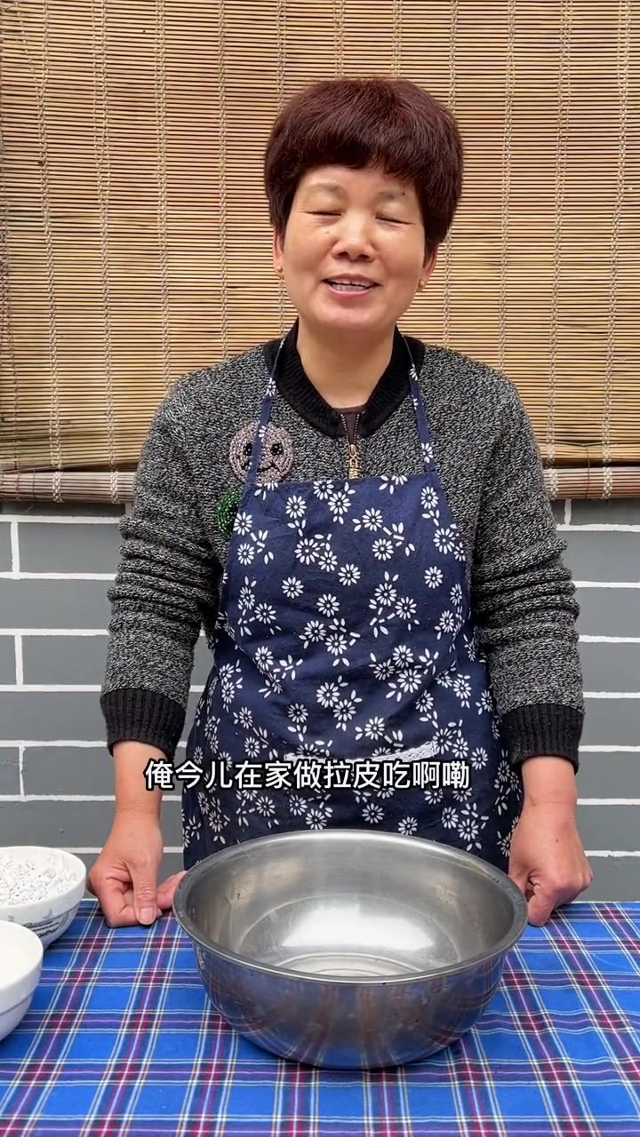 一碗淀粉加一碗半清水就能做出来一道清爽可口的凉拌拉皮
