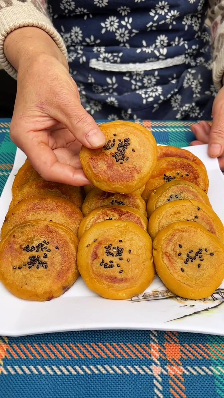 好久没有吃柿子饼了,今天在家烙了一锅软糯香甜的