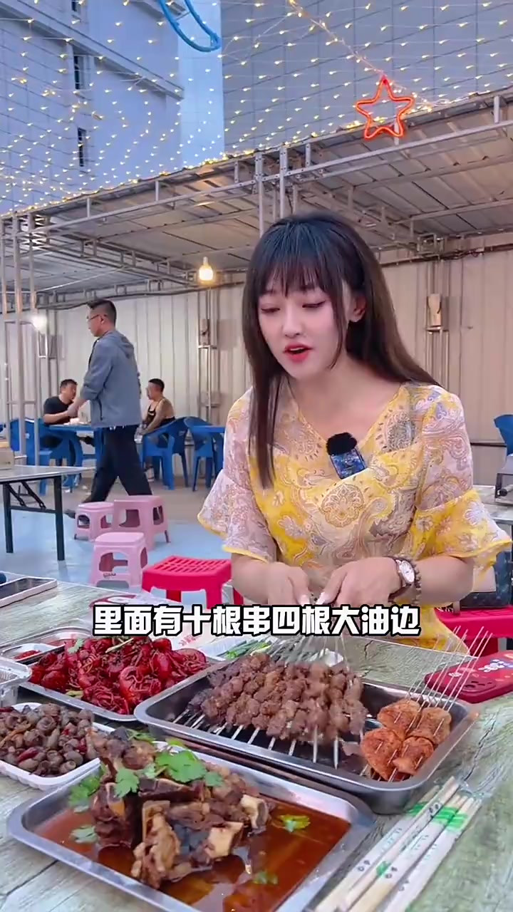 曹夫楼夜市里的小龙虾海鲜烧烤城
