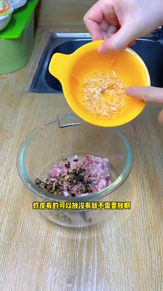 今日份餐莲藕猪肉卷，萝卜瘦肉汤，蛋炒包菜