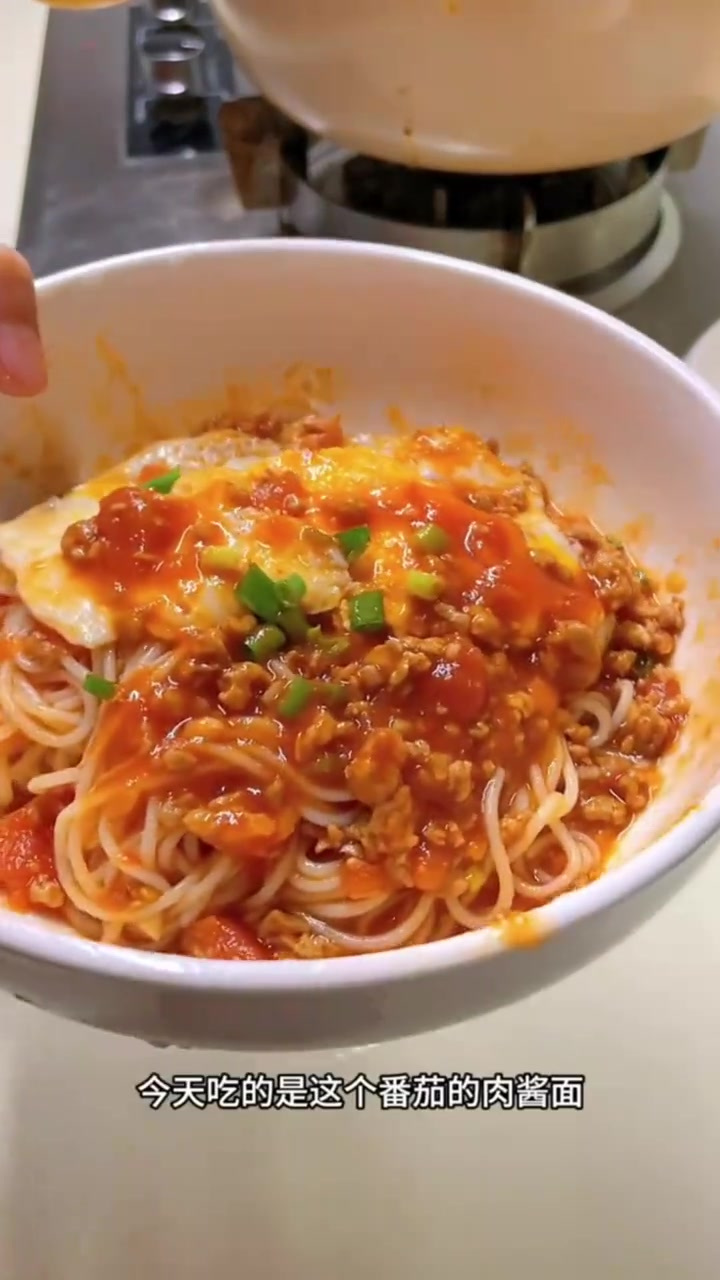 幼儿园小朋友早餐番茄肉酱拌面，早上吃真的很有食欲