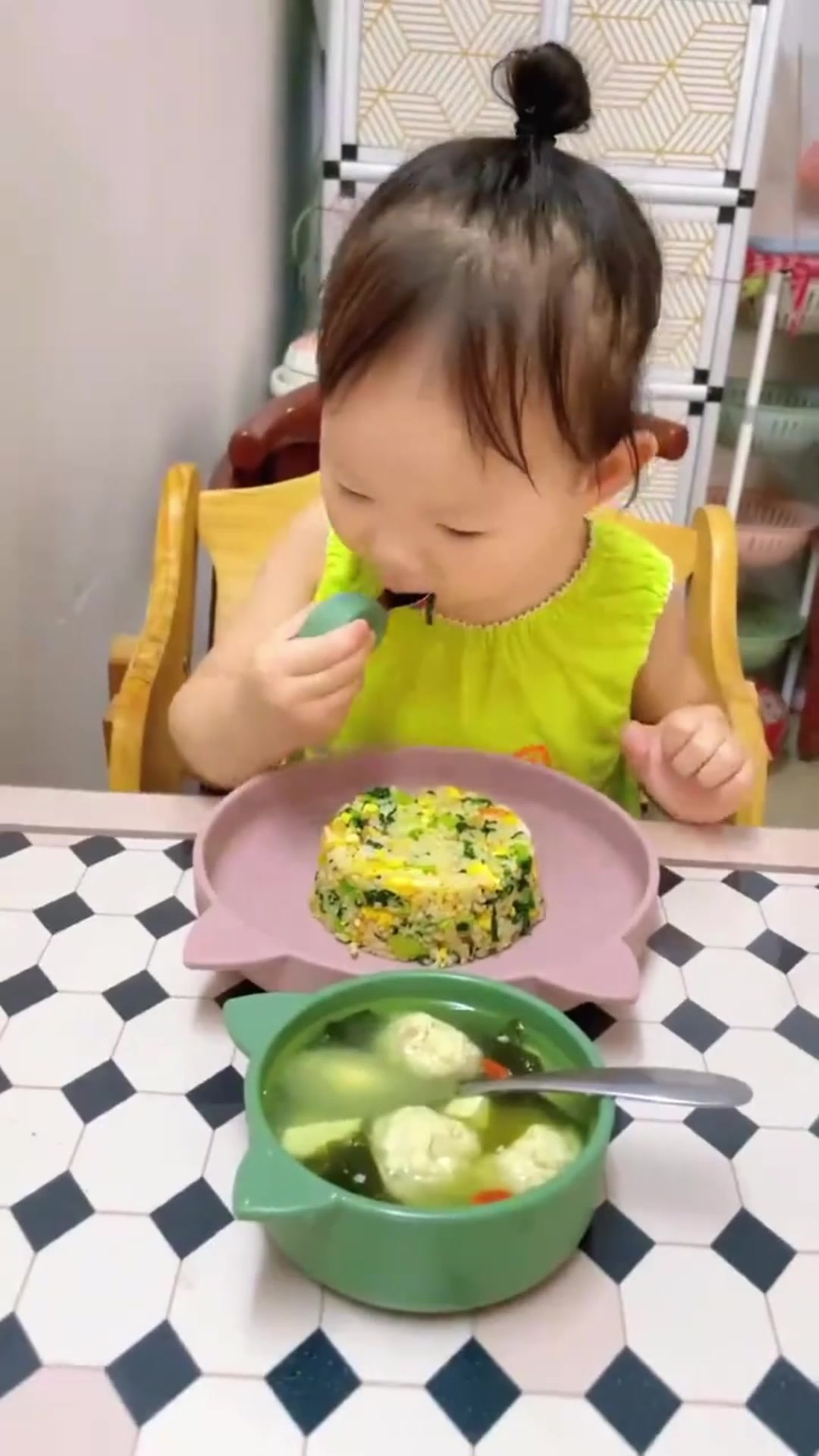 闺女平时不爱吃青菜，就做了青菜炒饭