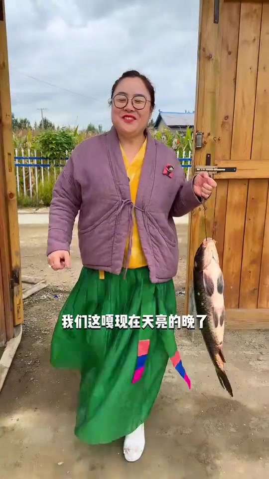 今天叨上了,买了一条十斤的大鲤鱼,是不是香迷糊了