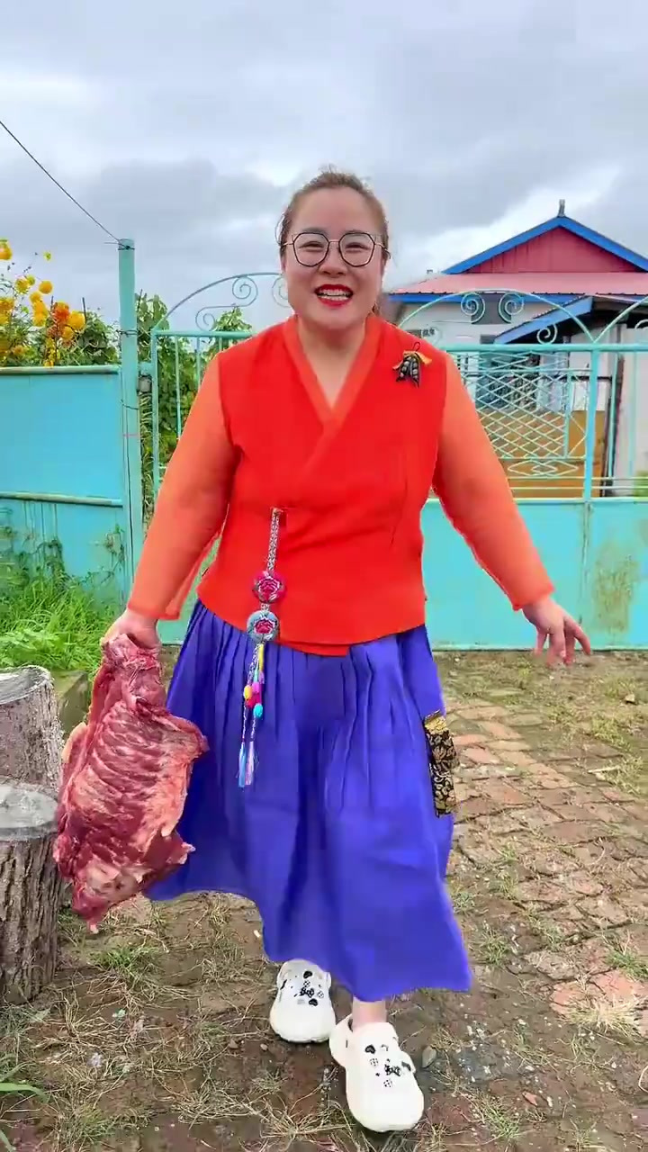 排骨炖鸡爪,看给我闺女馋的,你们是不是也饿了