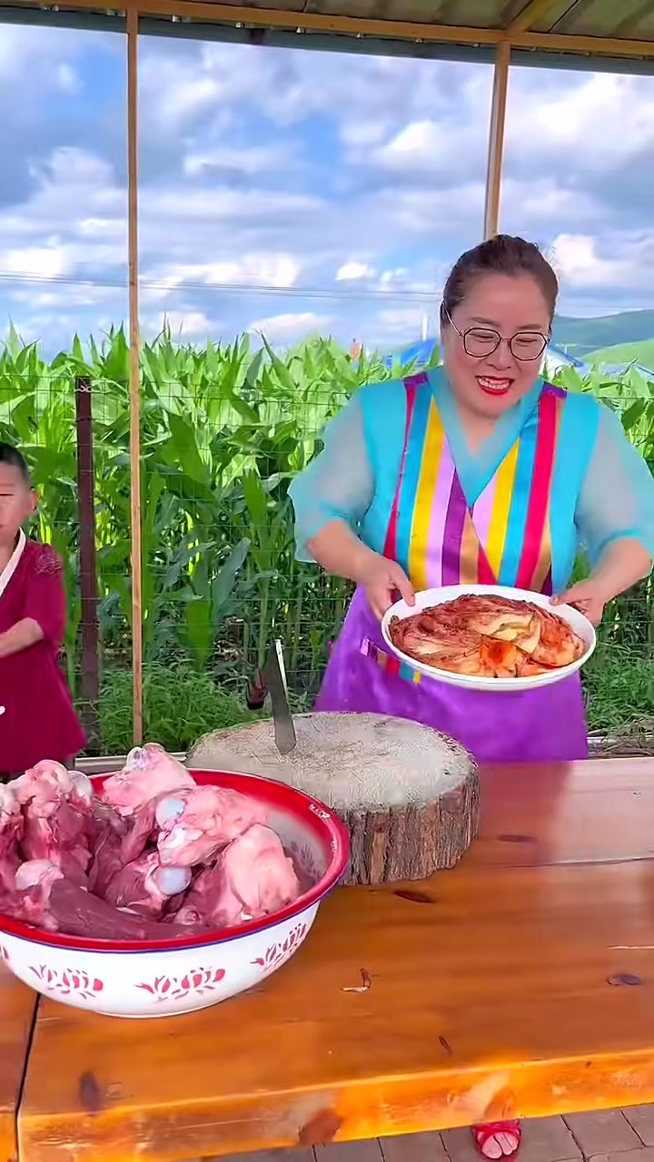 我爱这人间更爱这朝朝暮暮的烟火气息，大骨头炖辣白菜