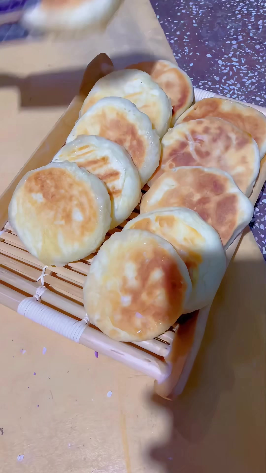 发面糖饼搭配虹鳟鱼炖粉条，明太鱼豆芽汤真的好香啊