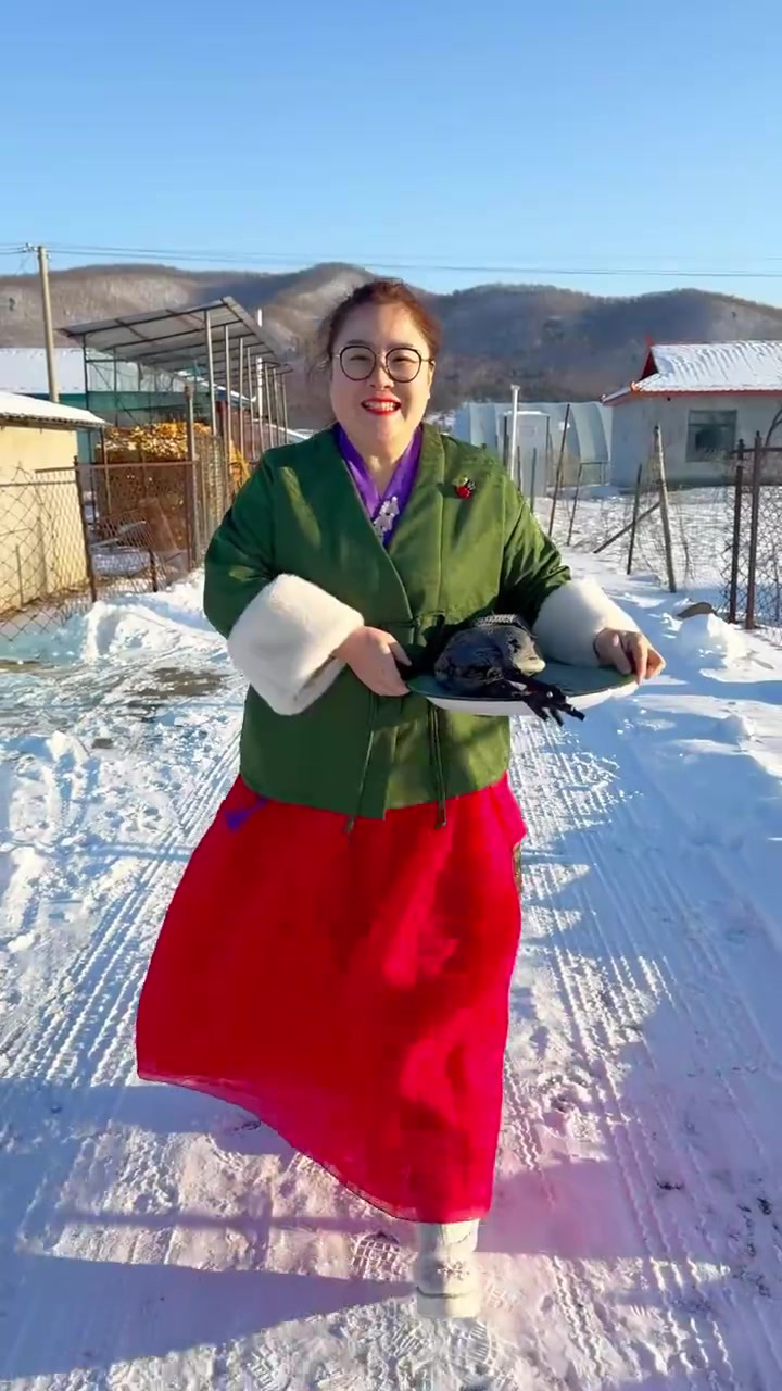 姐妹们学会做这个阿胶乌鸡汤，补补身体