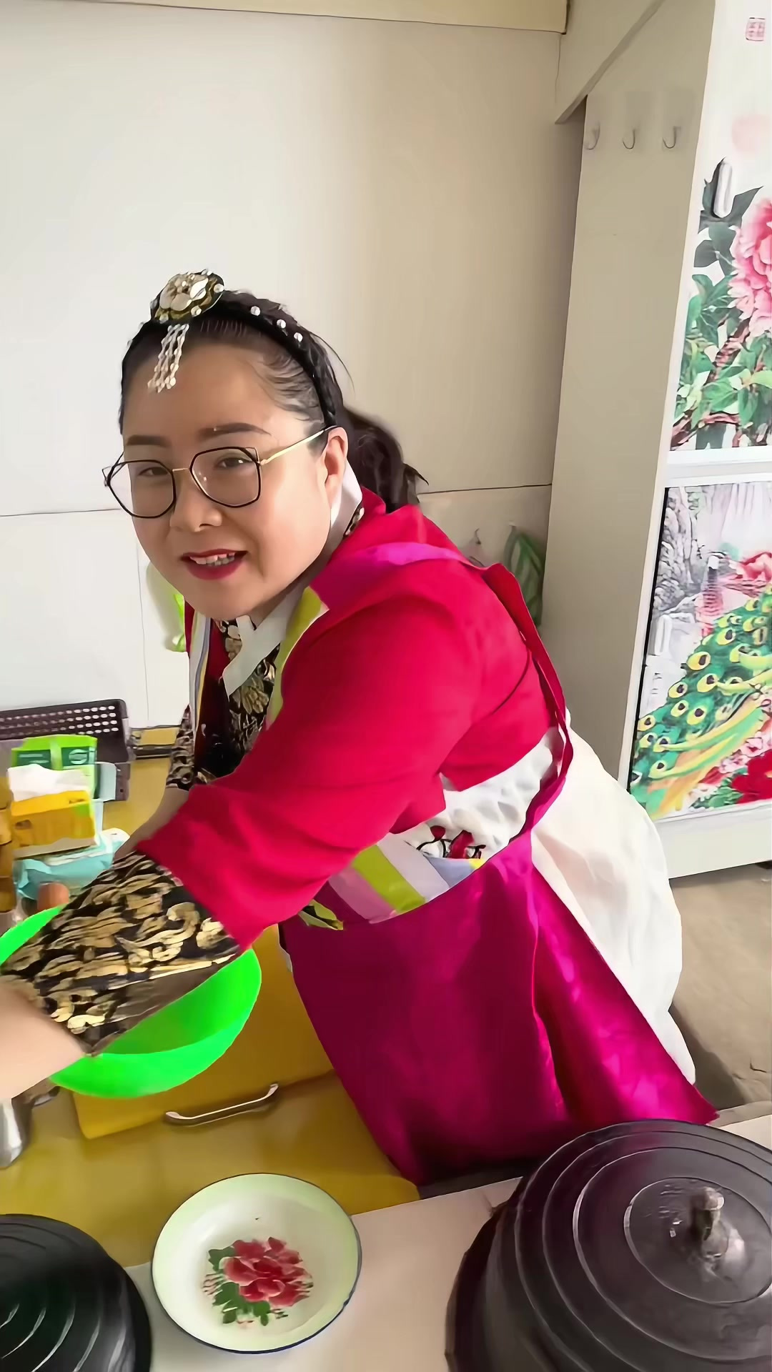 朋友来帮忙干活，做个铁锅炖大鱼